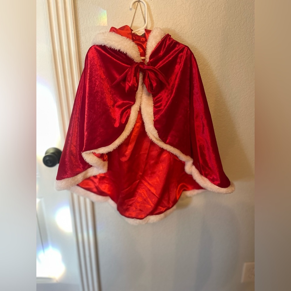 ❤️💚❤️Red Velvet Cape with White Trim